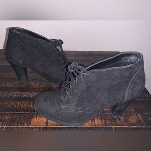 Pre-loved. Suede, lace/tie boots.